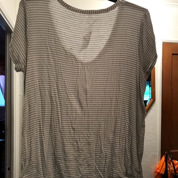 V-neck tshirt - Picture 3 of 3